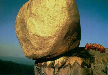 Burmese Buddhist monks worship at power spot, (Hiroji Kubota)
